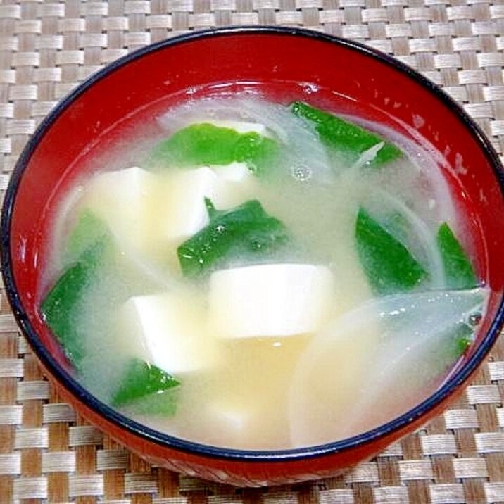 豆腐とつるむらさき玉ねぎの味噌汁